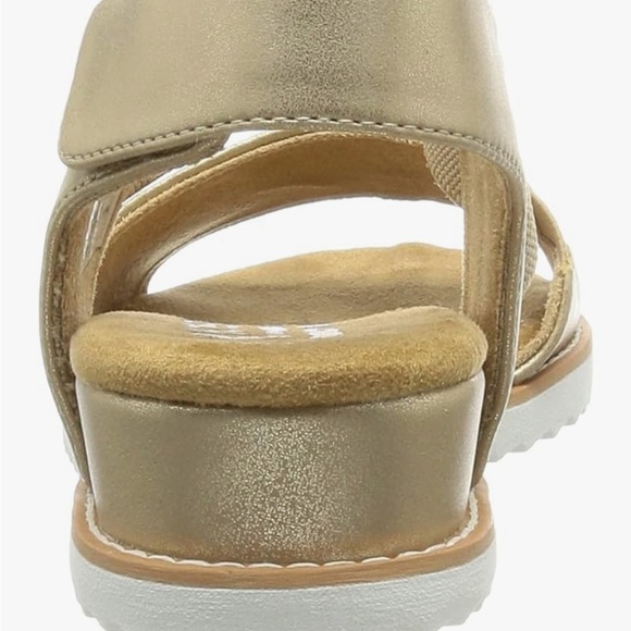 Super comfortable walking sandals by BOBS - Picture 4 of 7